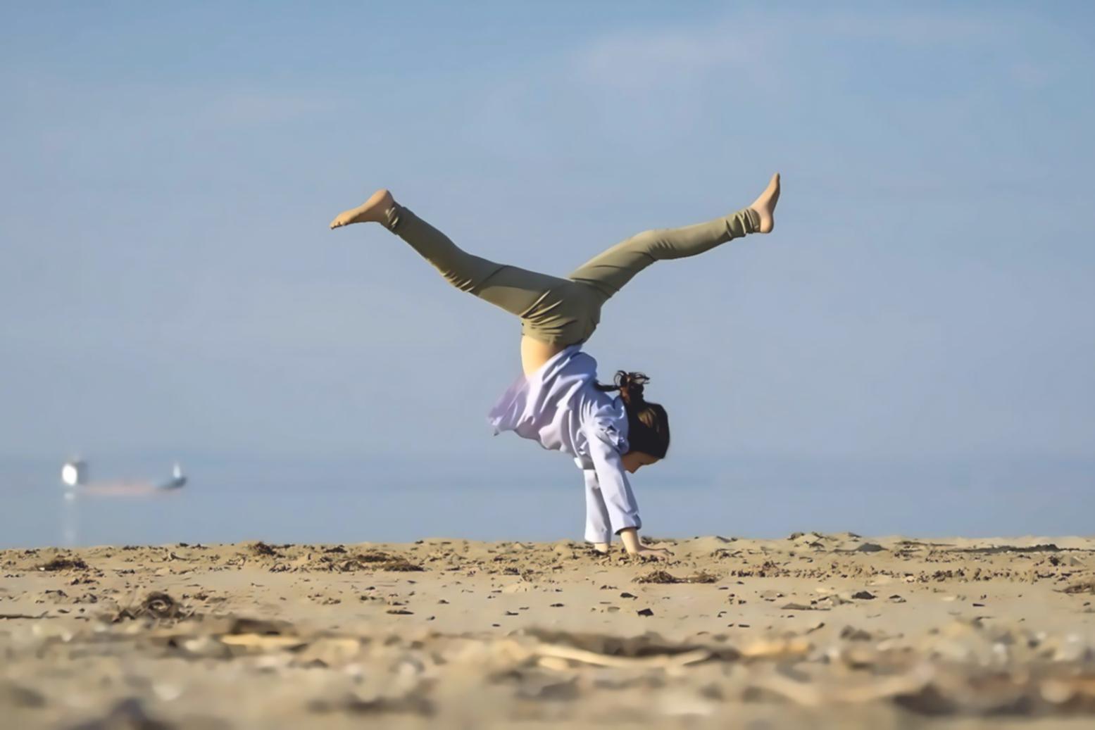 Tanzende in konzentrierter Bewegungsstudie
